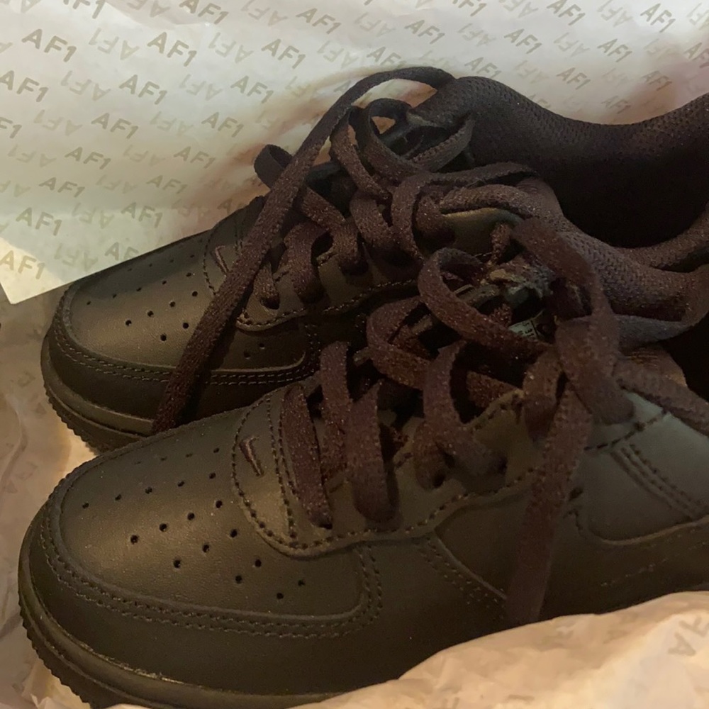 I’m selling these black air forces